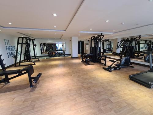 2 Bed Luxury Apartment Pool Gym Cinema - image 5