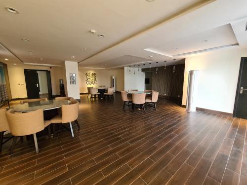 2 Bed Luxury Apartment Pool Gym Cinema - image 6