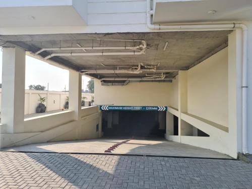 2 Bed Luxury Apartment Pool Gym Cinema - image 9
