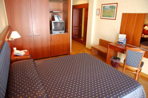 Classic Double or Twin Room image 4