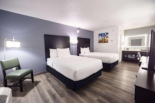 Double Room with Two Double Beds - Non-Smoking room in La Quinta Inn & Suites by Wyndham Tampa-Near Busch Gardens