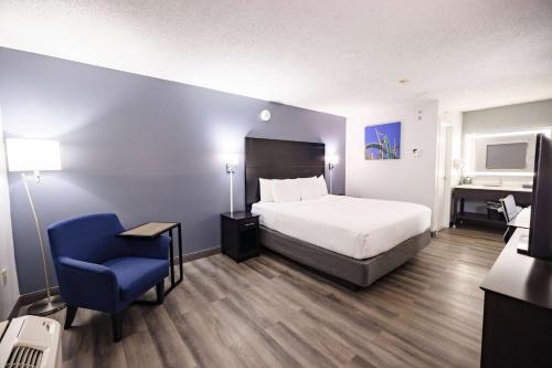 Double Room - Mobility Access/Non-Smoking room in La Quinta Inn & Suites by Wyndham Tampa-Near Busch Gardens
