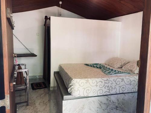 1 queen bed, 1 double bed