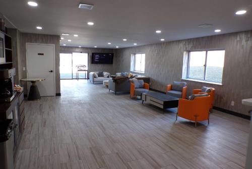 Lobby, Luxor Inn & Suites, a Travelodge by Wyndham in Elkins (WV)