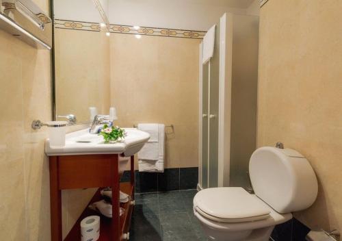 Classic Double or Twin Room image 5