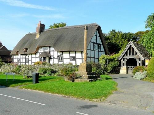 Stunning 5-Bed Cabin in Ashton Under Hill in Evesham