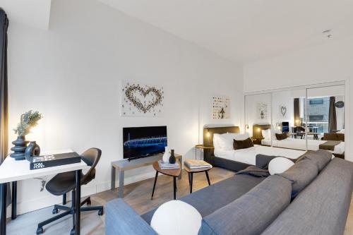 1 queen bed, 1 sofa bed