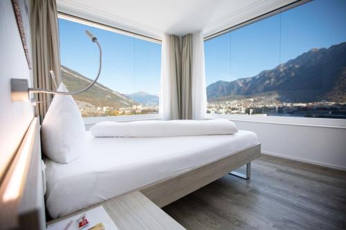 Deluxe Room with One Large Bed and Mountain View