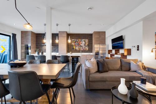2 bedrooms, 6 beds