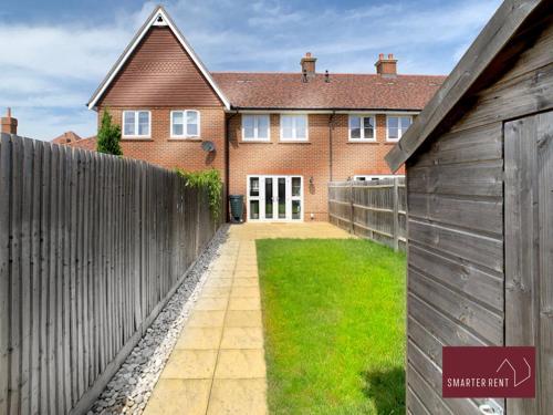 Wokingham - 2 Bed House with parking and garden