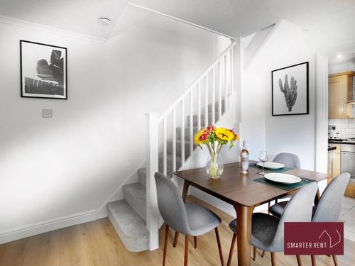 Facilities, Woking - Front Garden Parking Pets Welcome in Greater London