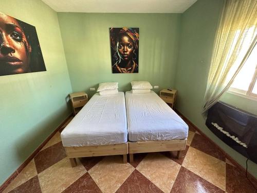 2 twin beds