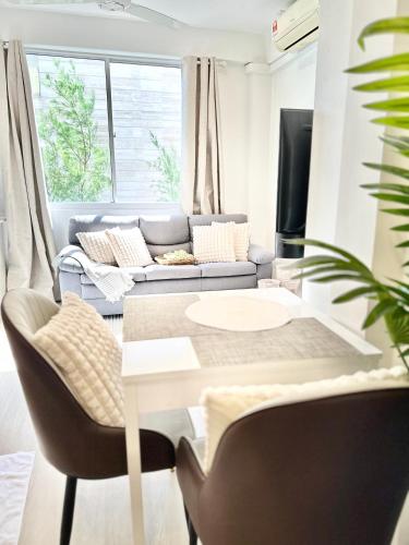 Lazzlla beachside studio apartments in มาเลซิตี้ แอนด์ แอร์พอร์ต
