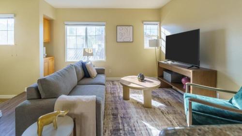 . Landing Modern Apartment with Amazing Amenities (ID7986X55)