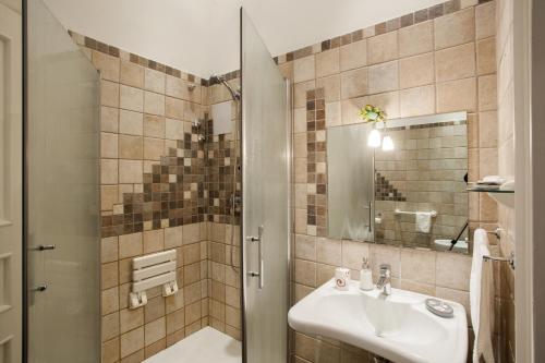 Superior Double Room image 7