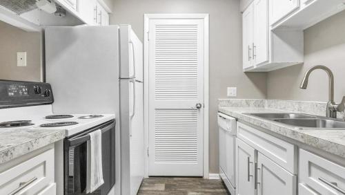 Landing Modern Apartment with Amazing Amenities (ID1171X836) in Plant City (FL)