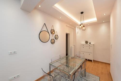 Modern Family Apartment w/Balcony near Acropolis, Atene (foto 8)