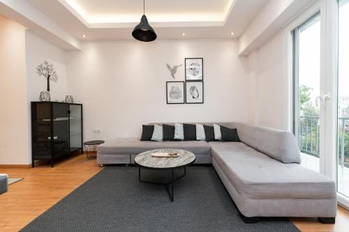 Modern Family Apartment w/Balcony near Acropolis, Atene (foto 7)