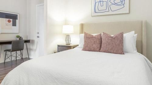 Landing Modern Apartment with Amazing Amenities ID9066X07 in Overland Park, USA