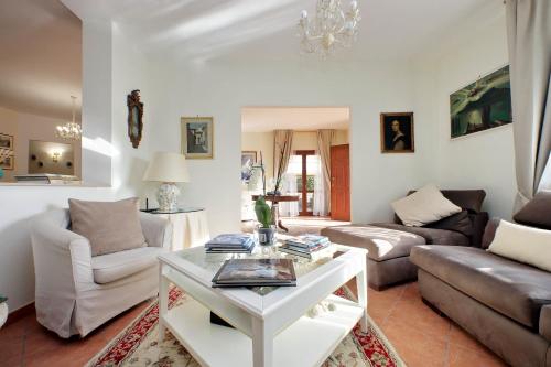 VILLA ROSA LUCIA Luxury&Relax- Apartment with PRIVATE POOL GARDEN Near Rome