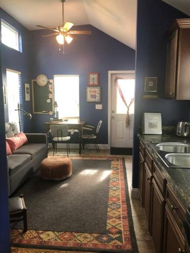 Cozy and Peaceful Tiny House on a 100-acre Farm in Lewisville, USA