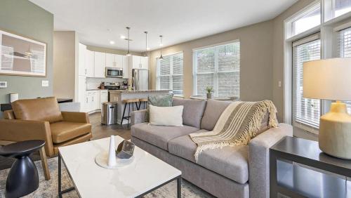 Landing Modern Apartment with Amazing Amenities (ID8082X78) in Falconbridge