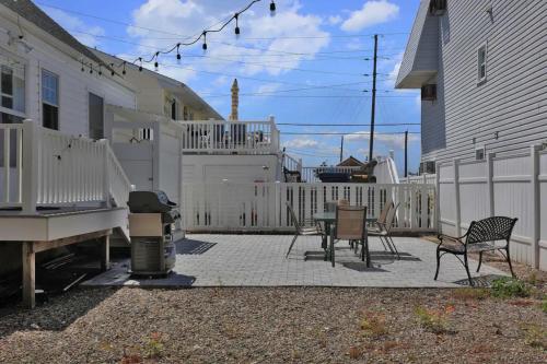 Island Time- beautifully renovated bay view home