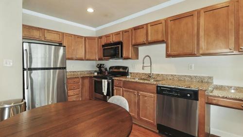 Landing Modern Apartment with Amazing Amenities (ID1176X943) in Norfolk City Center