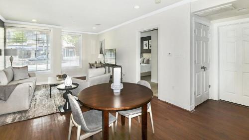 Landing Modern Apartment with Amazing Amenities (ID1176X943) in Norfolk City Center