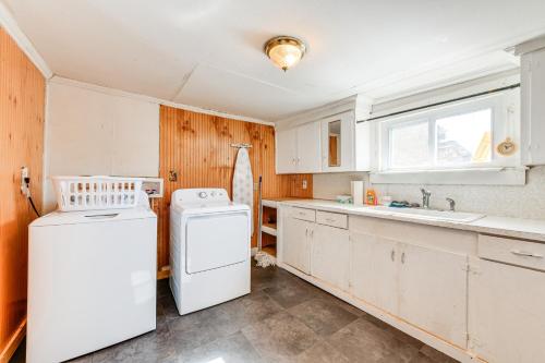 Pet-Friendly North Carolina Abode - Deck and Hot Tub in Concord, USA