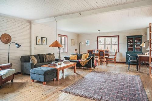 Traditional Swedish Family Cabin - Accommodation - Nykvarn