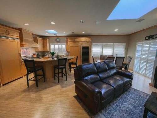 Konyha, 2 min walk to beach! Large Home! Rooftop Deck! in Oceano (CA)