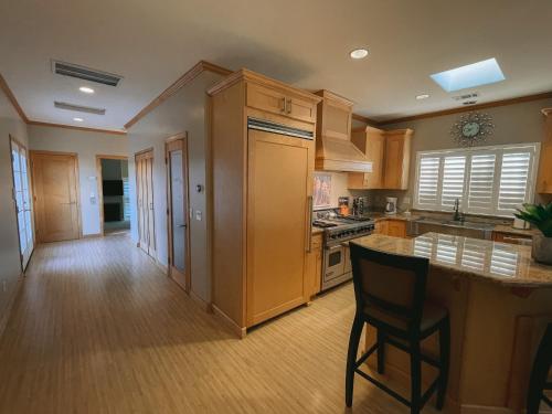 Konyha, 2 min walk to beach! Large Home! Rooftop Deck! in Oceano (CA)