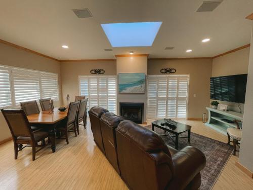 Létesítmények, 2 min walk to beach! Large Home! Rooftop Deck! in Oceano (CA)
