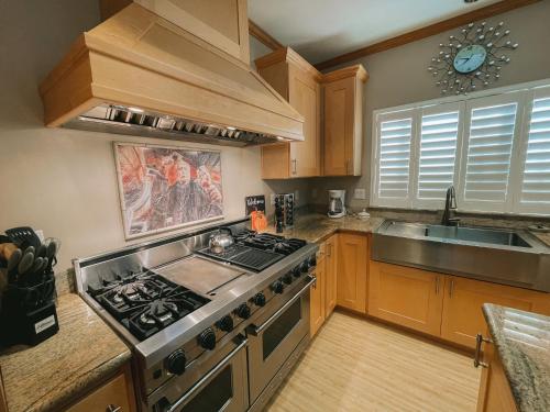 Konyha, 2 min walk to beach! Large Home! Rooftop Deck! in Oceano (CA)