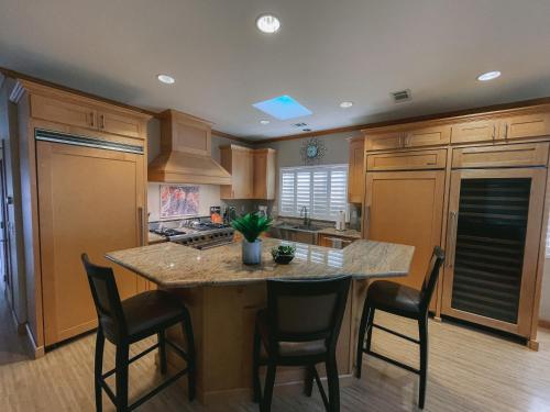 Konyha, 2 min walk to beach! Large Home! Rooftop Deck! in Oceano (CA)