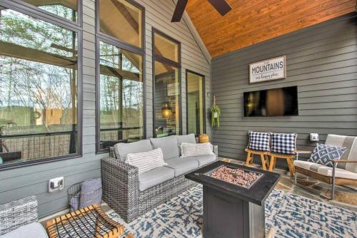 Lake Arrowhead Home w Hot Tub & Screened Porch