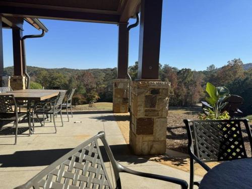 Lake Arrowhead Home w Hot Tub & Screened Porch