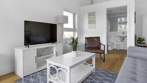 Landing - Modern Apartment with Amazing Amenities ID1401X735 in Denver, USA