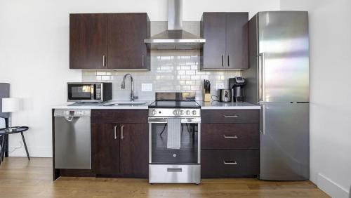 Landing - Modern Apartment with Amazing Amenities ID1401X735 in Denver, USA