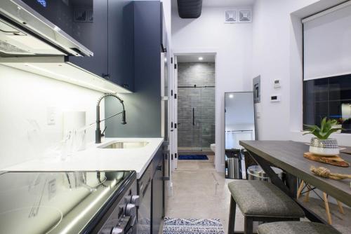 3-2 NEW Prime E Village Private outdoor!, New York (photo 3)