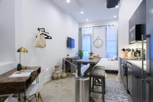 3-2 NEW Prime E Village Private outdoor!, New York (photo 5)