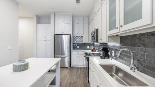 Landing Modern Apartment with Amazing Amenities ID7741X92 in Franklin, USA