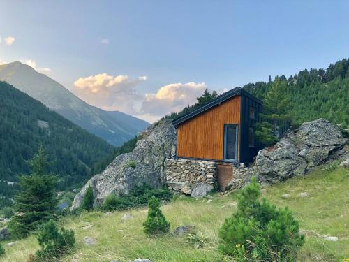 Cabin on a Rock - Mountain Escape