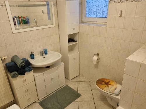 Bathroom, Cosy Apartment in Groß-Rohrheim – 87 m² – Sunny Terrace in Biblis