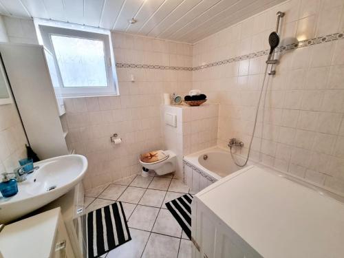 Bathroom, Cosy Apartment in Groß-Rohrheim – 87 m² – Sunny Terrace in Biblis