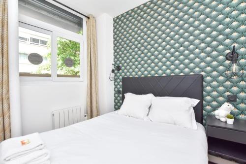 Renovated 2BD apartment in Parc Belleville, Paryż