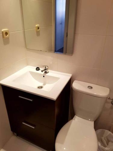 Comfortable apartment in Madrid with office 40 m² and air conditioning - image 3