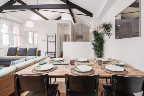 2 Bed Northern Quarter Loft Conversion City Centre, Manchester (photo 3)