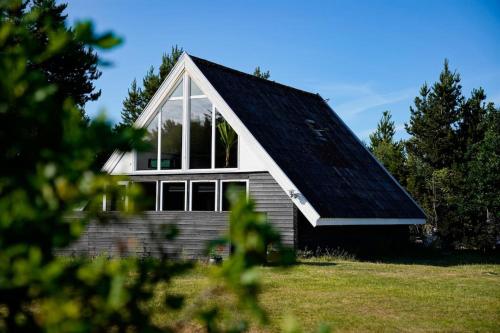 Sommerhus i Hals nær strand og by.